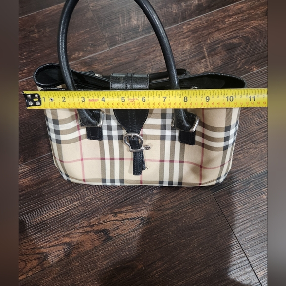 Burberry House Check Buckle Tote Bag - Picture 13 of 16